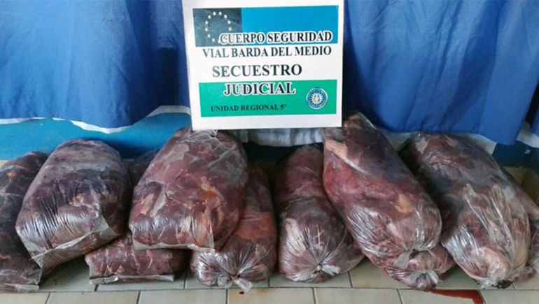 Otro golpe al tráfico ilegal de carne: decomisaron 150 kilos de un auto