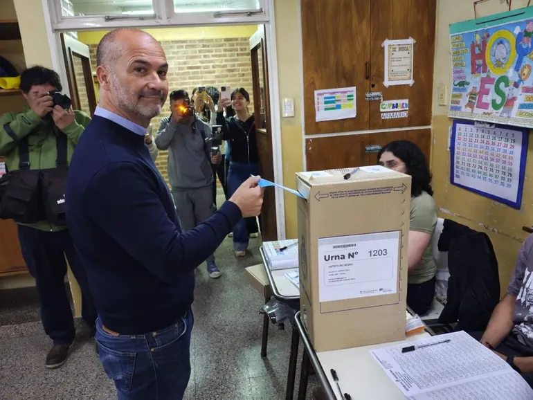 Juan Carlos Martín se presentó en la Escuela N°42 de General Roca para emitir su voto. Juan Carlos Martín se presentó en la Escuela N°42 de General Roca para emitir su voto.