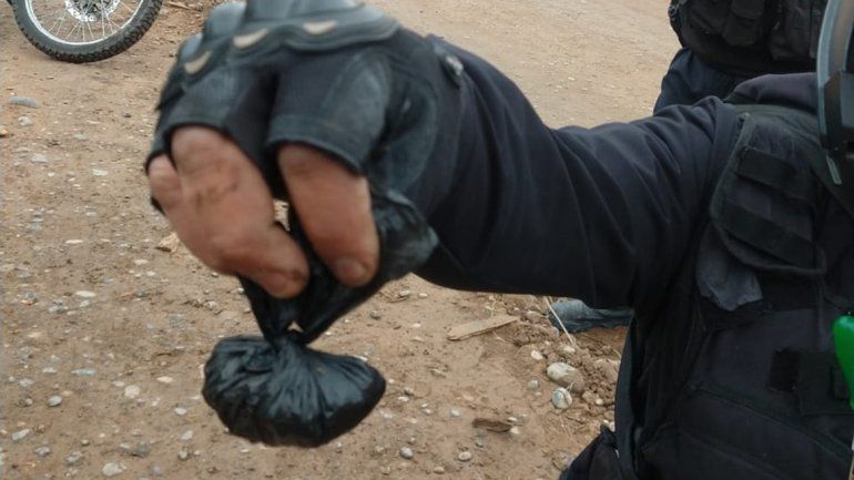 Escondió una bolsita de marihuana entre sus genitales para zafar de la Policía