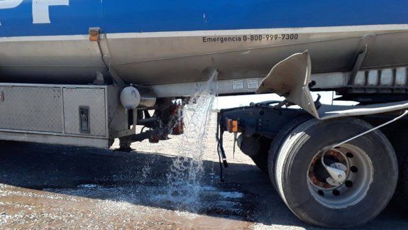 Susto por derrame de sustancias inflamables sobre la Ruta 151  