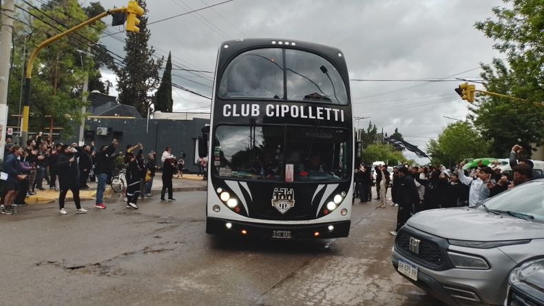 El jueves viajaron los jugadores a Córdoba. Este sábado será el turno de los hinchas de Cipo. Fotos: Antonio Spagnuolo