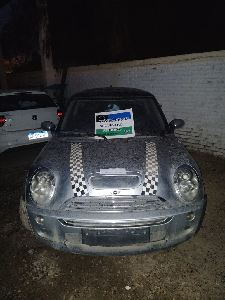 Se encontraron vehículos sin identificación con chapa patente, en mal estado y con signos de haber sido utilizados en hechos delictivos.