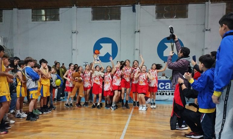 Las chicas de Escuela Municipal Cipolletti y su festejo por haber ganado la Copa de Oro. Fotos: gentileza Manantial Deportivo&nbsp;