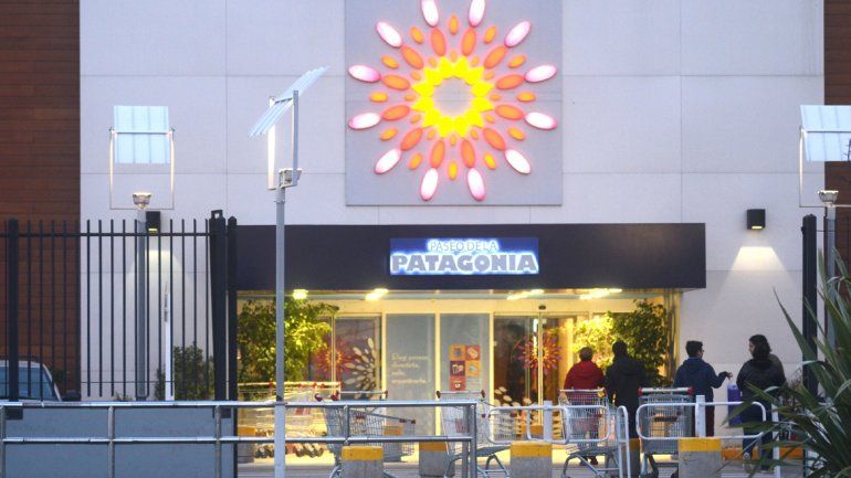 Todos sus compañeritos fueron a una excursión a un centro de compras