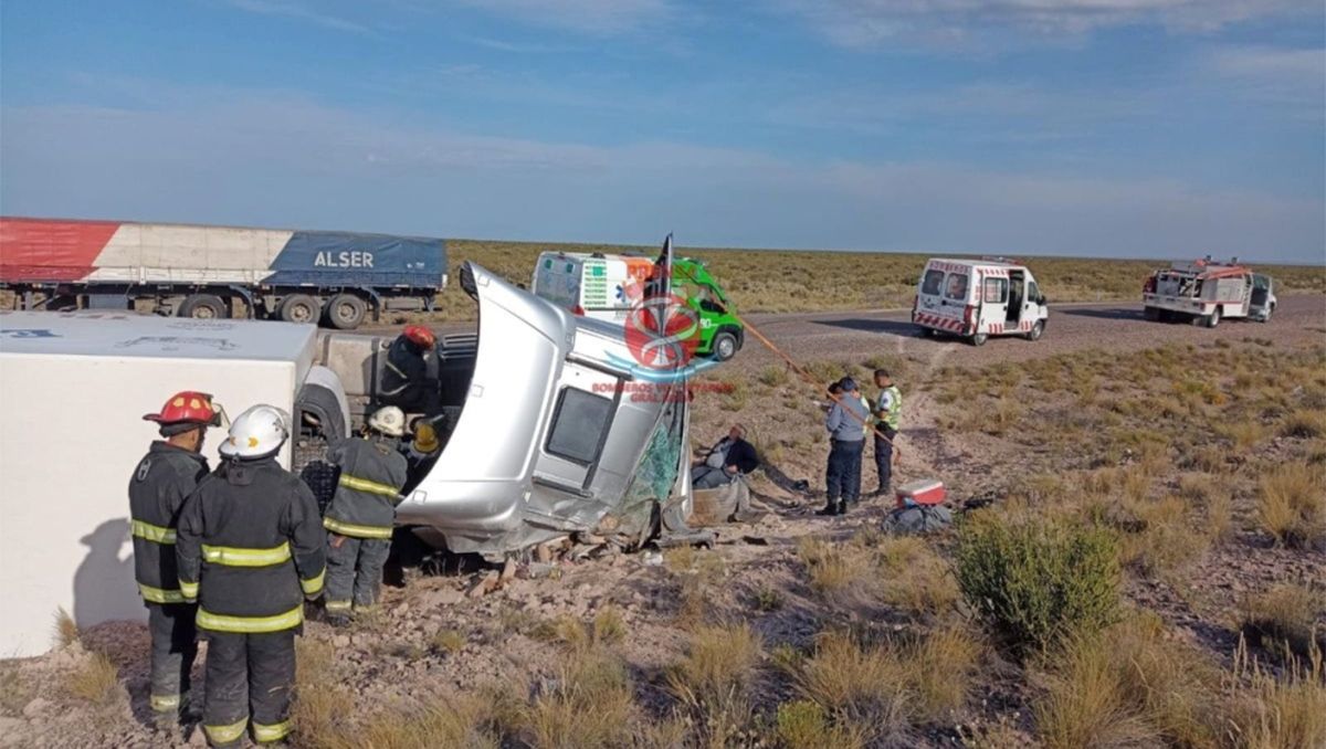 Impresionante vuelco de un camión sobre la Ruta 6
