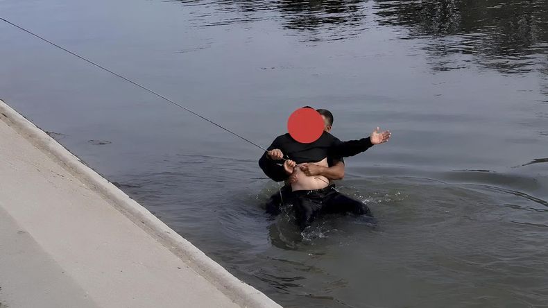 El hombre fue rescatado por un policía del canal principal de riego en General Roca. Estaba borracho y pedía que lo dejaran dentro del cauce.&nbsp;