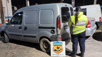 Una camioneta con pedido vigente de secuestro, fue identificada en un control policial en Allen.