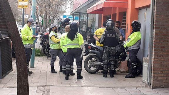Video: manejaba a contramano y agredió a inspectores de tránsito