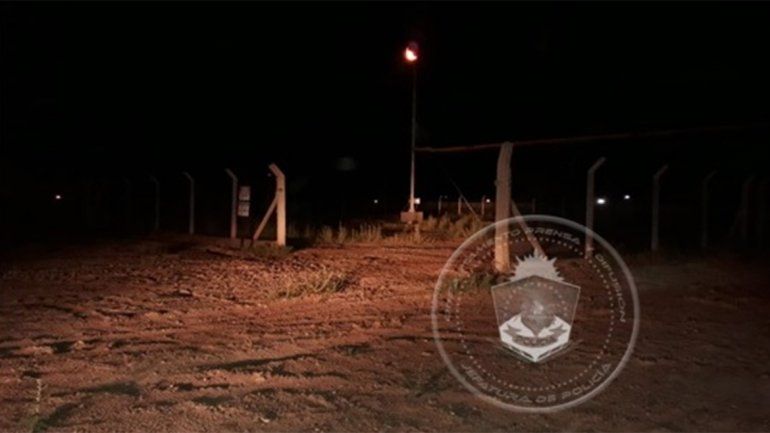 Se escapaban con un portón robado de una empresa petrolera y los atraparon