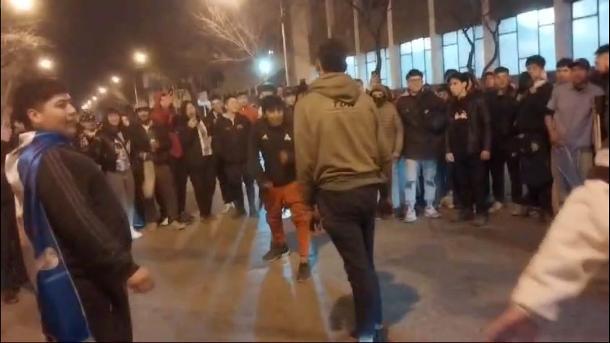Los dos contendientes se trenzaron en una pelea, rodeados de una multitud que los alentaba.&nbsp;