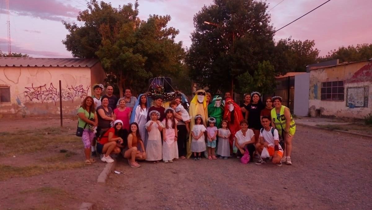 Un pesebre viviente con los Reyes Magos pasaron nuevamente por las 1200