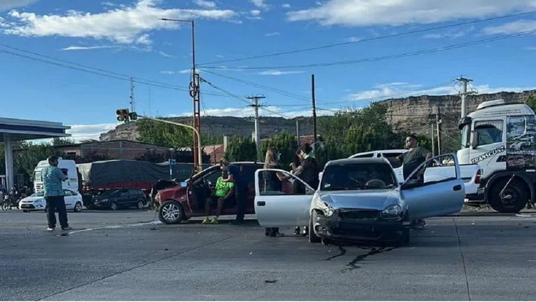 El tremendo choque ocurrió en uno de los ingresos a Villa Regina sobre Ruta 22.