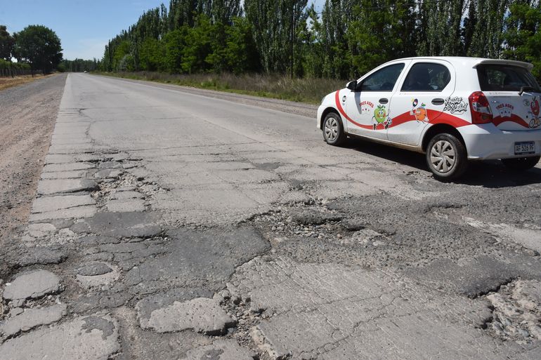 El puente de acceso a Cinco Saltos, bombardeado de pozos: ¿Quién lo repara?