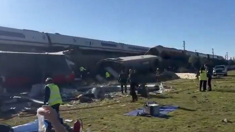 El choque se produjo entre dos trenes que cubrían el trayecto entre Madrid y Sevilla. | LMCipolletti.com El choque se produjo entre dos trenes que cubrían el trayecto entre Madrid y Sevilla.