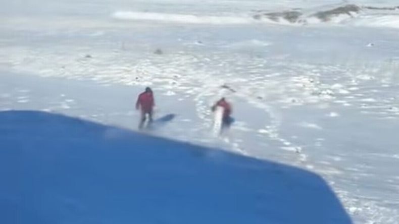 Se le salió la rueda a un micro en medio de la nieve por la Ruta 40: Vimos cómo se iba andando sola. | LMCipolletti.com Se le salió la rueda a un micro en medio de la nieve por la Ruta 40: Vimos cómo se iba andando sola.