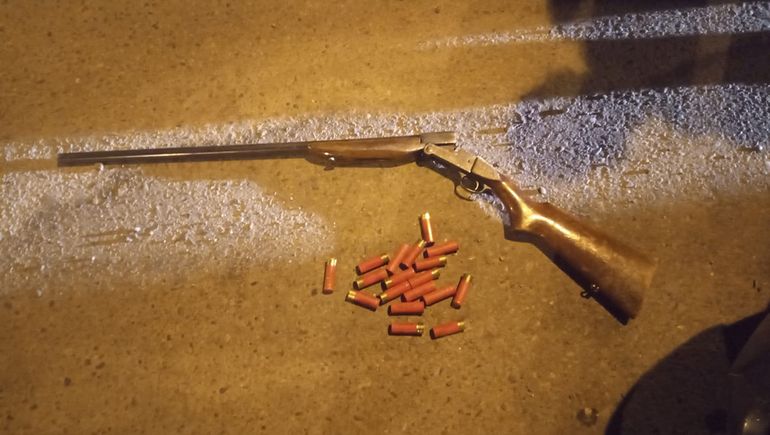 Lo pararon en un control y le encontraron una escopeta en la camioneta