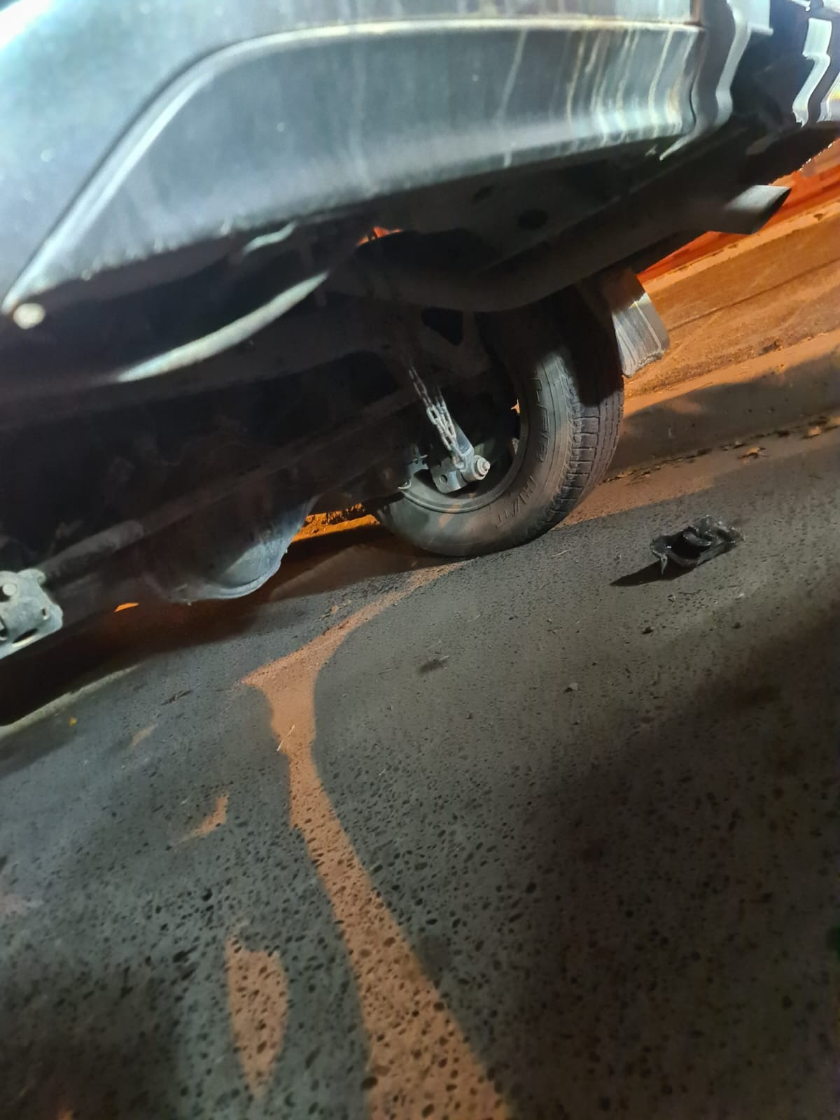 Persiguen en el centro a lujosas camionetas y les roban la rueda de auxilio