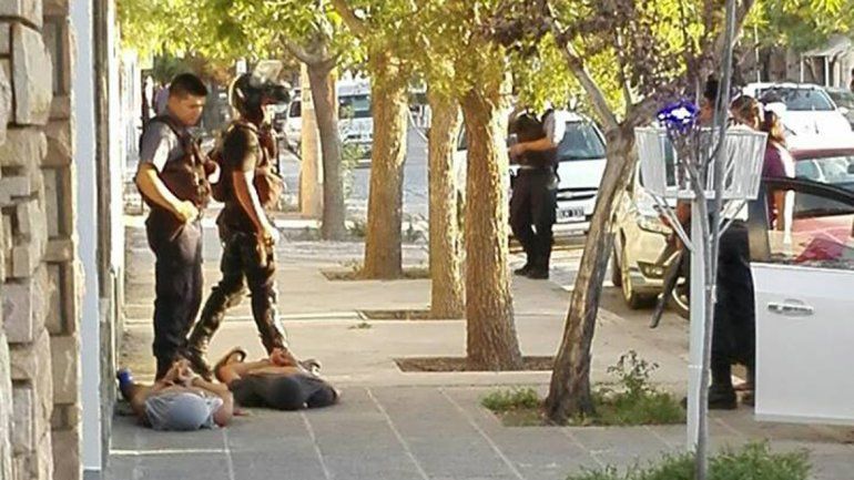 Tras una persecución, detuvieron a dos ladrones buscados desde el 2017