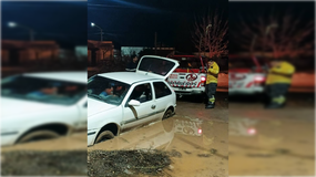 El deterioro de las calles y los pozos en la zona, dejó atrapado a un automovilista que pese a los intentos de asistencia de vecinos, fue asistido por bomberos voluntarios. Foto: Gentileza.