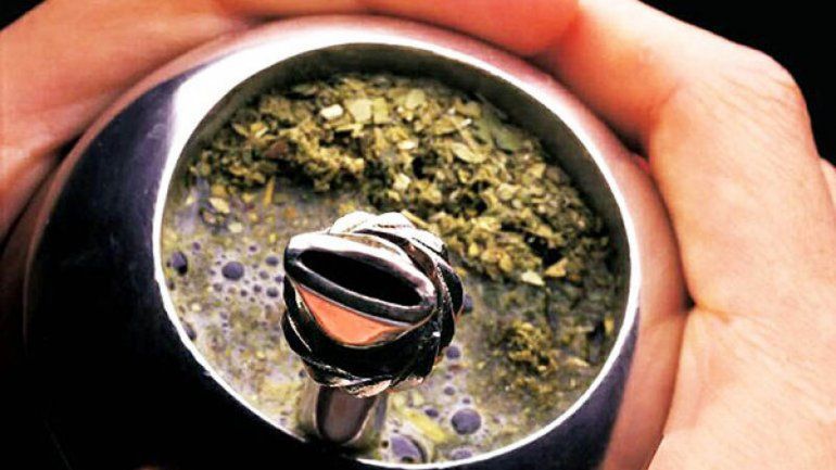 Los argentinos consumen 100 litros de mate por año