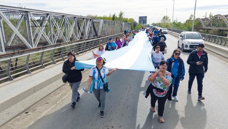 Una numeroso grupo de vecinos participó en la caminata Un Puente de Amistad