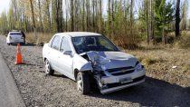 Así quedó el auto que chocó con la moto, cuyo conductor está grave. Foto Anahí Cárdena.