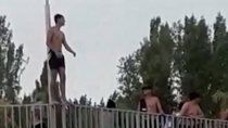video: preocupacion por jovenes que saltan del puente en el paseo costero