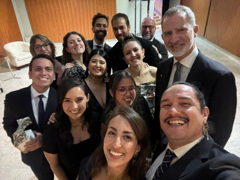 Matías Boela con el premio en Mano y la selfie junto al Rey de España. Matías Boela con el premio en Mano y la selfie junto al Rey de España.