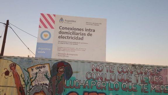 Construyen pilares para regularizar la luz en el Barrio Obrero