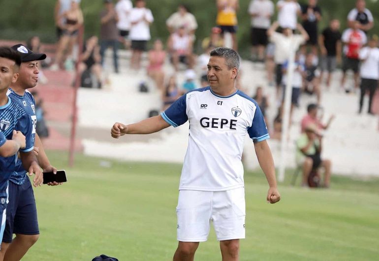 Alfredo Tizza es el entrenador de La Amistad