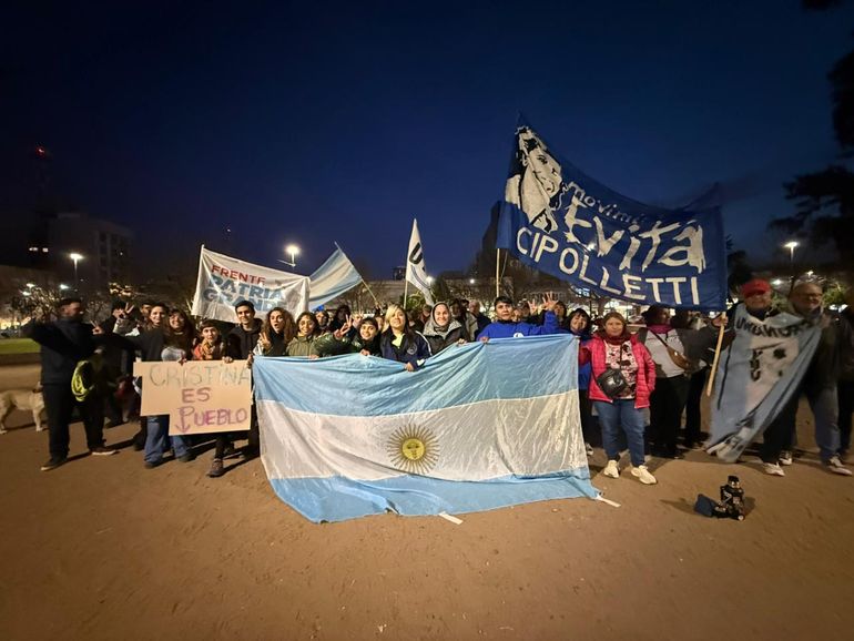 Militantes de agrupaciones como el Movimiento Evita, el Frente Grande y Dignidad Rebelde, junto con referentes de organizaciones gremiales, estudiantiles, de derechos humanos y de jubilados expresaron su apoyo a la ex presidenta Cristina Fern&aacute;ndez de Kirchner.