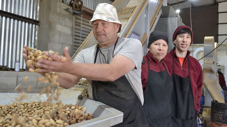 Manos a la obra. Tadeo junto a Luzmila y Divaio en Nogallia.