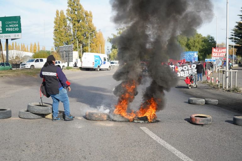 Organizaciones sociales marcharon a los puentes y provocaron demoras en la rotonda