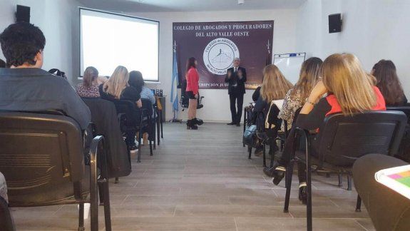 Fiscales y defensores aprenden la técnica de la oratoria.