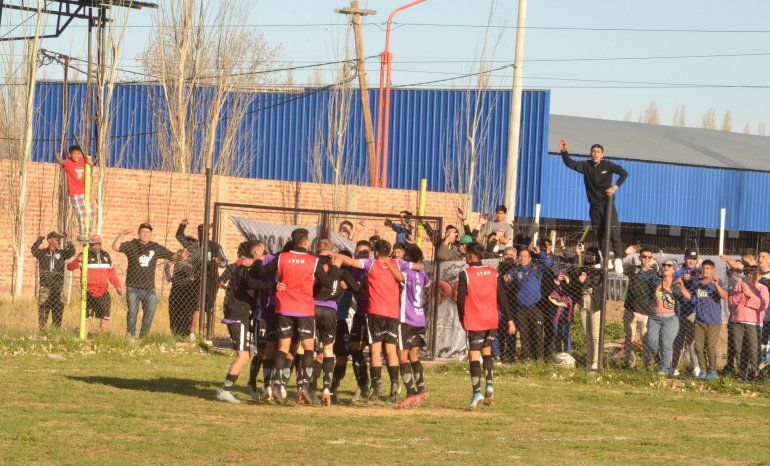El festejo con los hinchas albinegros.