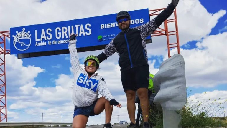 De Cipolletti a Las Grutas en bicicleta para festejar su aniversario de casados