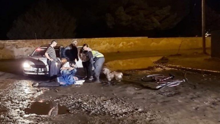 Ciclista se salvó de milagro al ser atropellada por un taxi