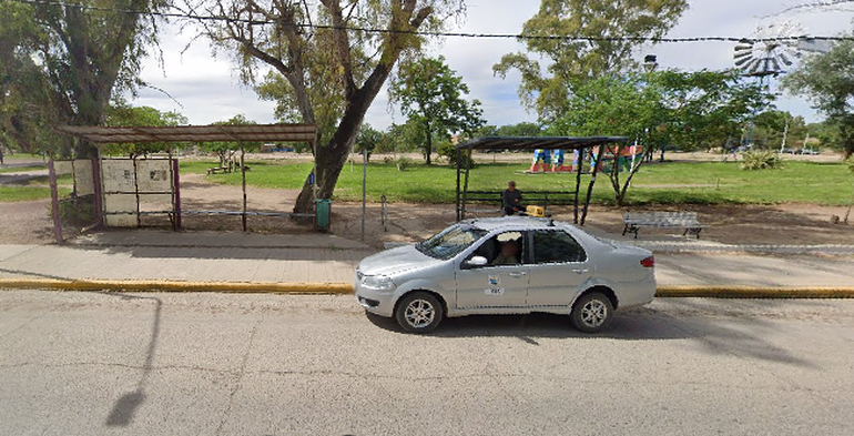 La parada del servicio interurbano se ubica sobre calle Perón, en el centro de Allen.