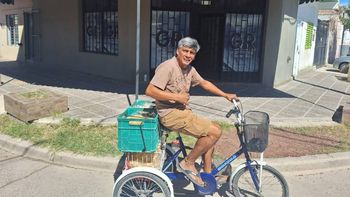 Néstor en su bicicleta de 3 ruedas con la que reparte a domicilio las prepizzas, media lunas y tortas fritas. Néstor en su bicicleta de 3 ruedas con la que reparte a domicilio las prepizzas, media lunas y tortas fritas.