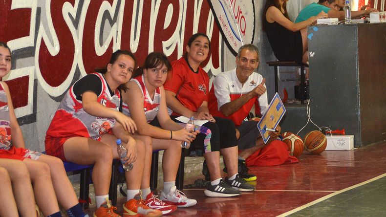 Charly y Jan, el alma de la Escuela Municipal de Básquet: Esto es una familia