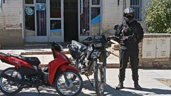 Fue detenido luego de intentar atropellar con su moto a un policía