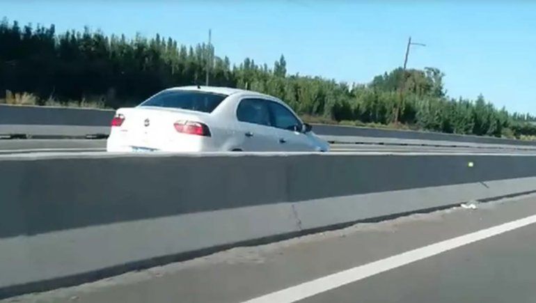 ¡Un peligro!: lo filmaron manejando en contramano por la Ruta 22