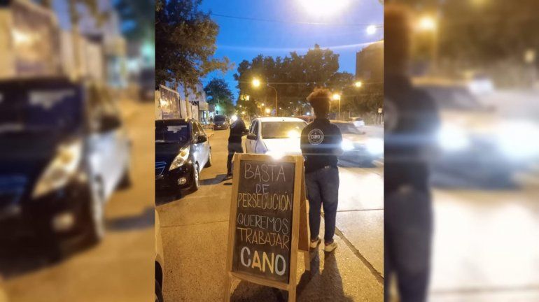 Protesta con porciones de pizza en el patio cervecero clausurado