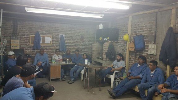 Los trabajadores de Obras Públicas resolvieron ayer mantenerse en asamblea y no salir a la calle a cumplir sus tareas. Tienen el respaldo de Sitramuci.