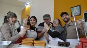 La vida les sonrie a los Escuredo. Un emprendimiento familiar que padres e hijos sostienen con esfuerzo y amor. | LMCipolletti.com La vida les sonrie a los Escuredo. Un emprendimiento familiar que padres e hijos sostienen con esfuerzo y amor.