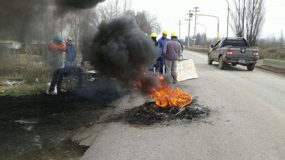 Los obreros cerraron un carril de la Ruta Chica por sus salarios.
