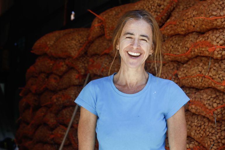 A Virginia le cambi&oacute; la vida al pasar de la oficina a La Chacra de almendras. Foto Anah&iacute; C&aacute;rdena.