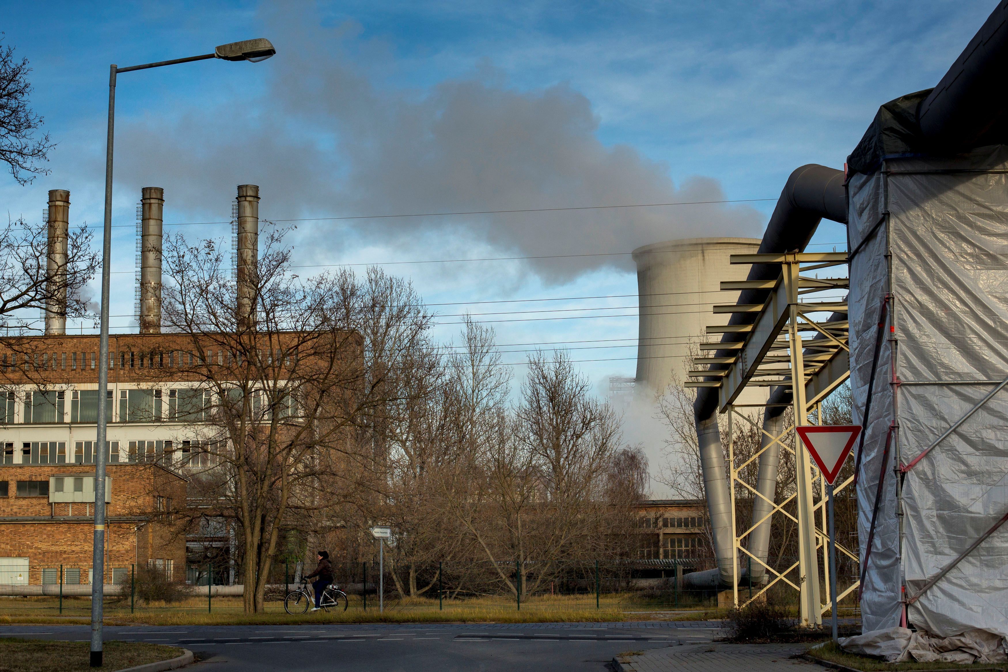 FOTO DE ARCHIVO: Una planta eléctrica vinculada a la acería de ArcelorMittal en Eisenhüttenstadt, Alemania, el 26 de noviembre de 2012.REUTERS/Thomas Peter