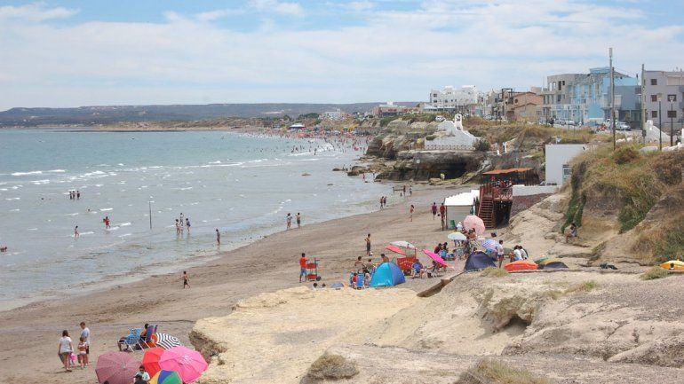 Miles de turistas ya disfrutan de las playas en Las Grutas
