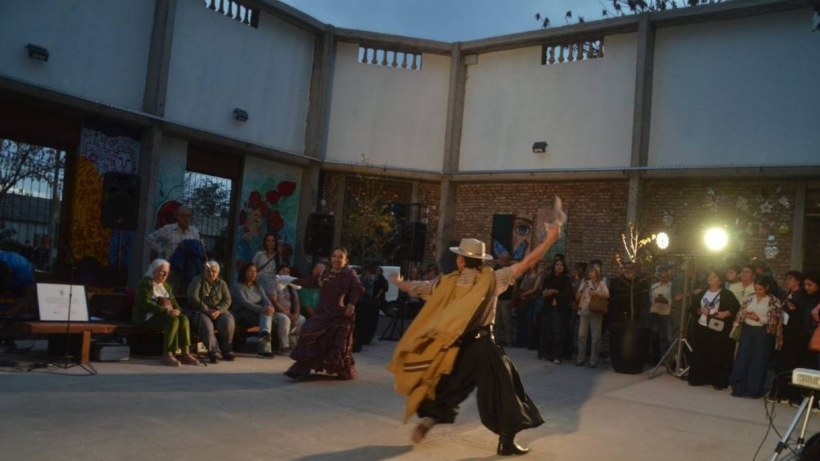 Espectáculos, murales, presentaciones. Una verdadera fiesta en El Diente de Oro. | LMCipolletti.com Espectáculos, murales, presentaciones. Una verdadera fiesta en El Diente de Oro.